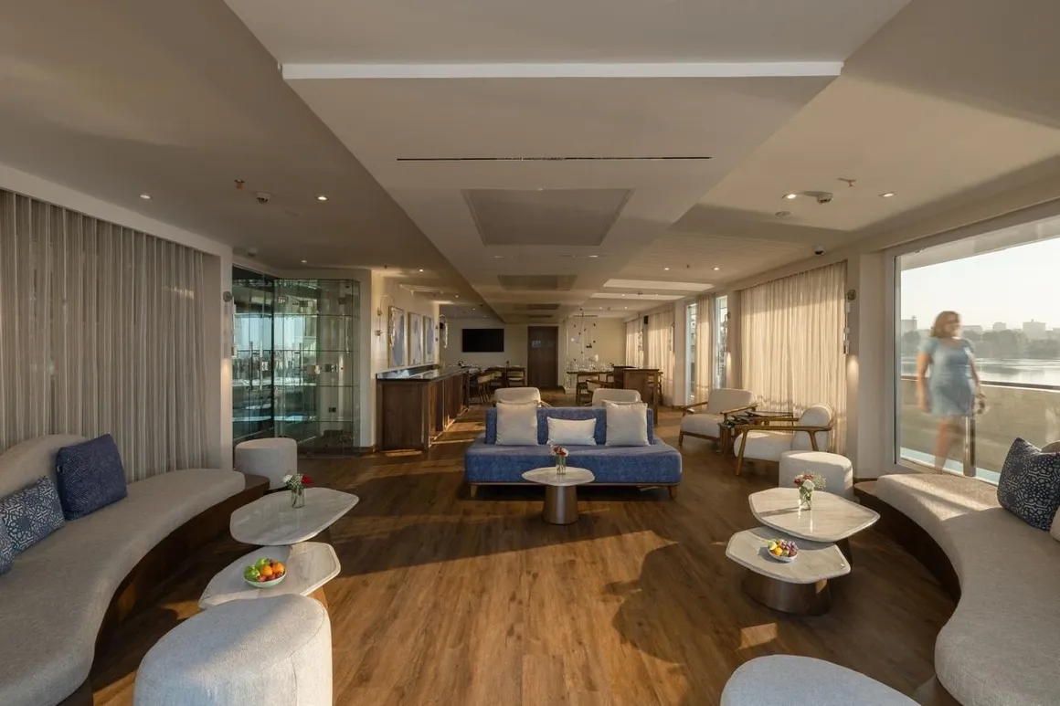 Panoramic lounge aboard Le Yacht I